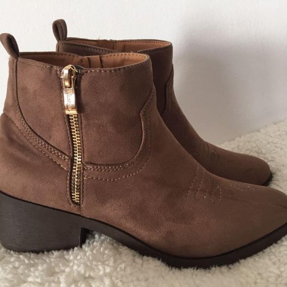 COWBOY ANKLE BOOTS - SIZE 8 - Picture 2 of 4